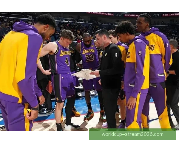 湖人首节崩盘惨输23分遭雷霆碾压里夫斯受伤离场引发担忧